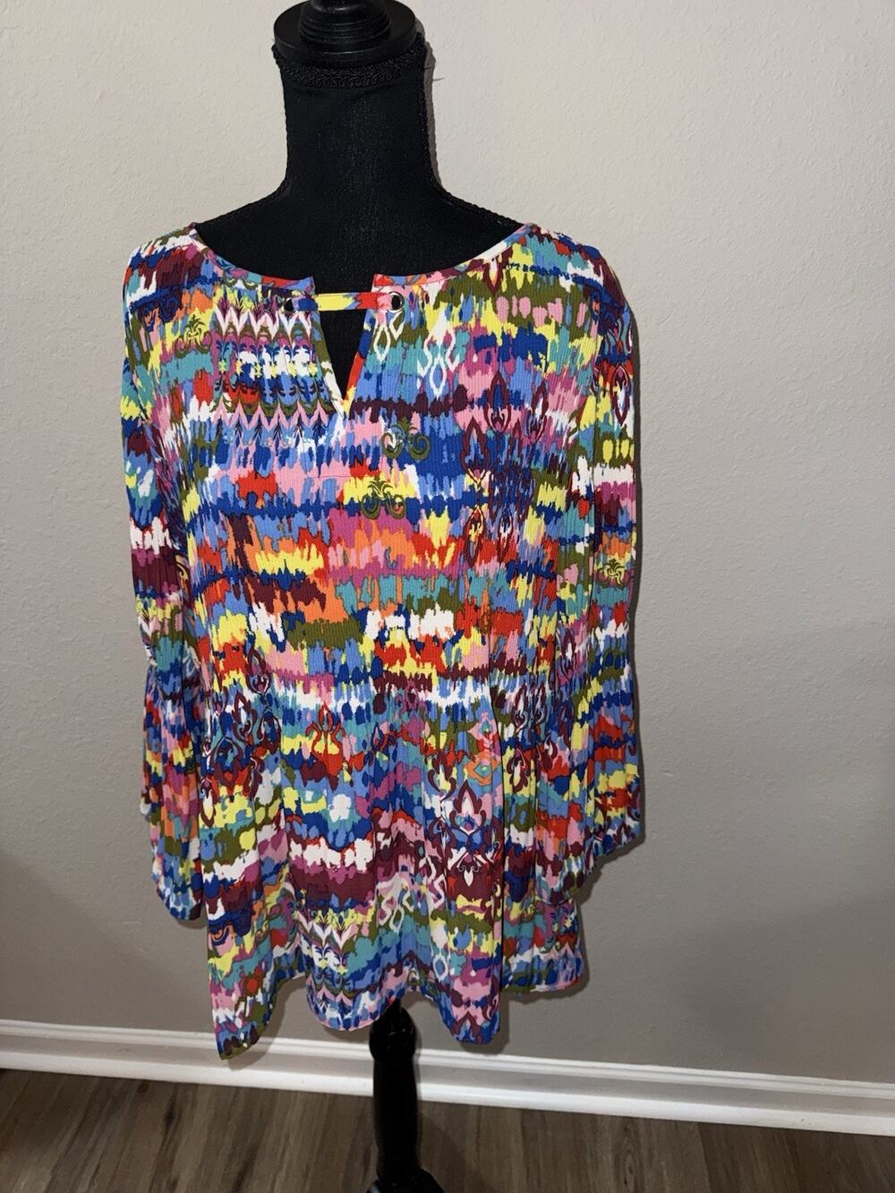 Ali Miles L Tunic Top Bell Sleeve Colorful Geometric Print Textured Plissé Artsy